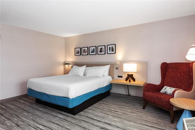 1 KING PREMIUM W/IN-ROOM DRINKS-SNACKS