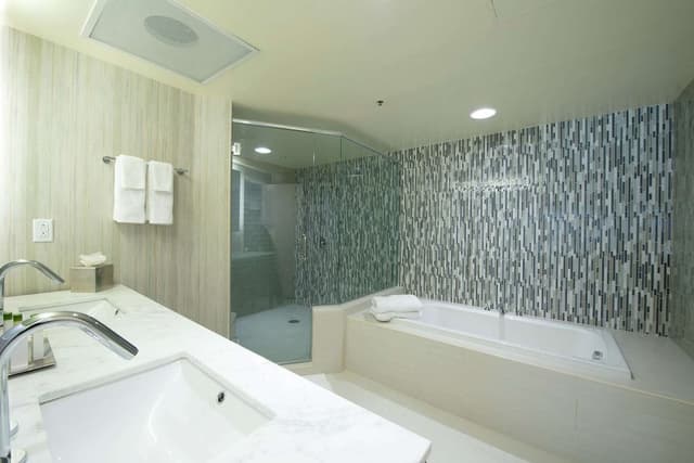 Deluxe Suite or Suite, 1 King Bed, Deluxe