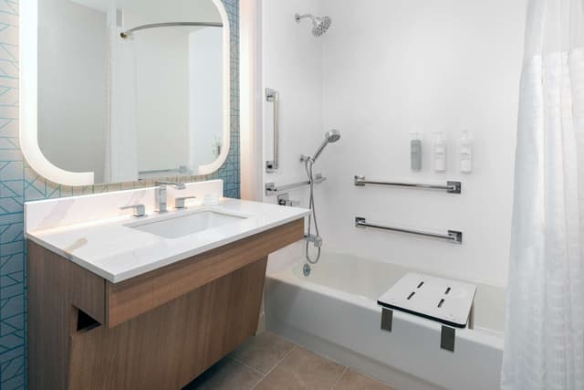 2KG 2BA MOBILITY/HEARING ACCESS TUB STE NSMK
