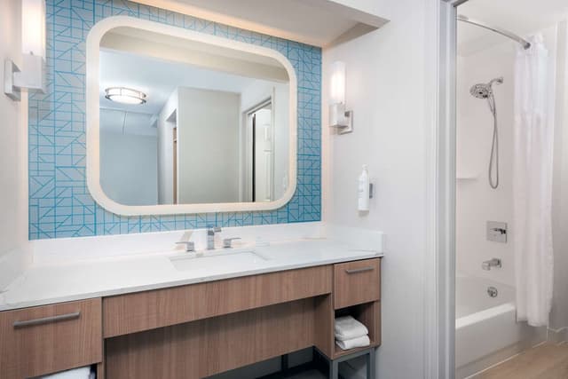 1 KING 2 DBL BEDS 2 BDRM 2 BATH SUITE NONSMOK