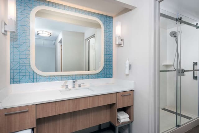 1 KING BED 1 BEDROOM SUITE NONSMOKING