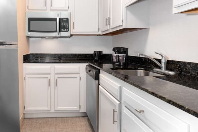 1 KING BED 1 BEDROOM SUITE NONSMOKING