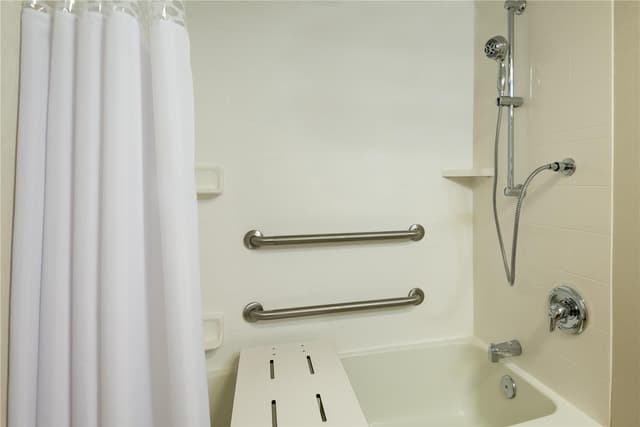 1 KING MOBILITY/HEARING ACCESS TUB NOSMOK