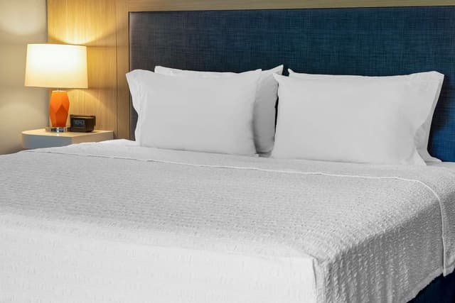 1 KING BED NONSMOKING