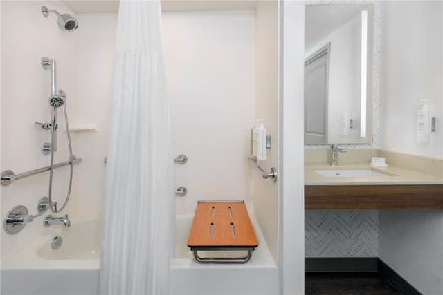 1 KING MOBILITY ACCESSIBLE W/BATHTUB