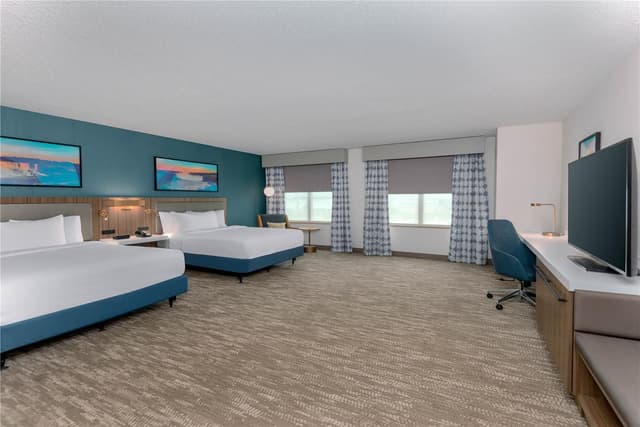 2 DOUBLE MOBILITY ACCESSIBLE W/ BATHTUB