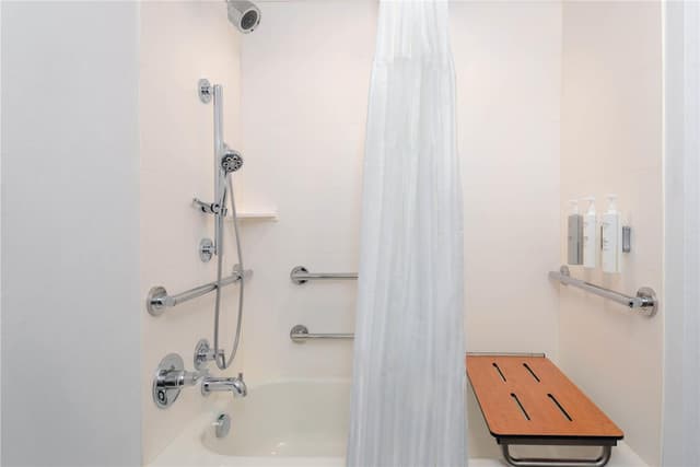 2 DOUBLE MOBILITY ACCESSIBLE W/ BATHTUB