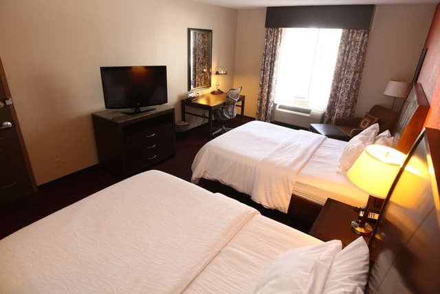 2 QUEEN BEDS EVOLUTION ROOM