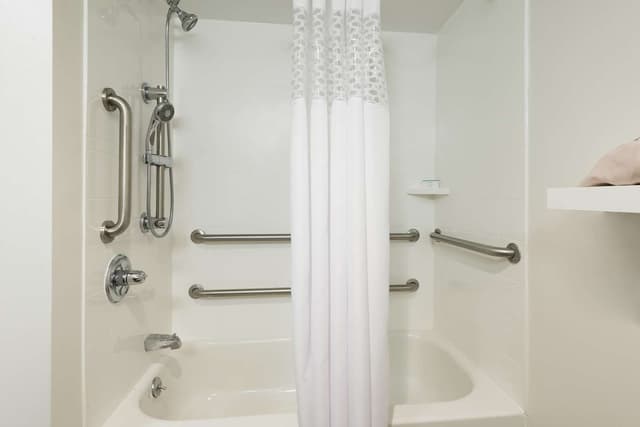 1 FULL MOBILITY/HEARING ACCESS W/TUB NOSMOK