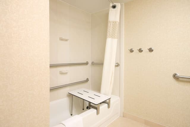 1 FULL MOBILITY/HEARING ACCESS W/TUB NOSMOK
