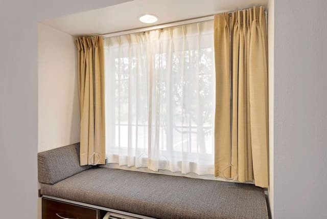 Room, 1 Queen Bed, Accessible, Non Smoking (Mobility/Hearing, Tub w/ Grab Bars)