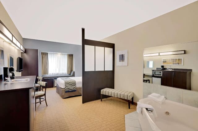 1 Queen Bed, Deluxe Studio Suite, Non-Smoking