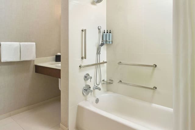 Suite, 1 Bedroom (Mobility/Hearing Accessible, Tub)