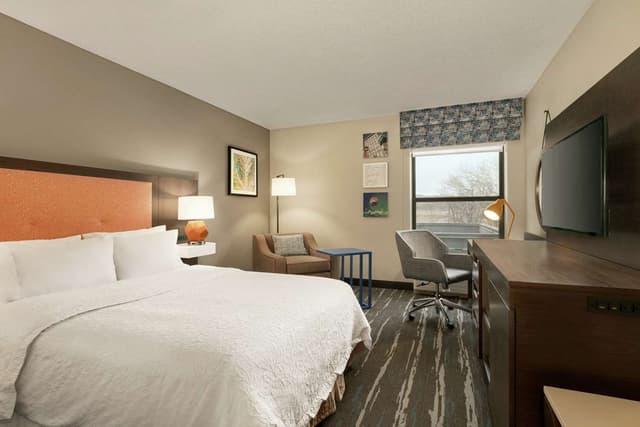 1 QUEEN BED