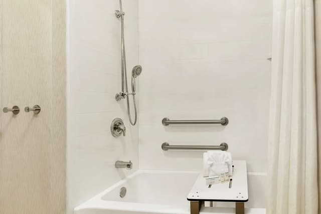 2 QUEENS MOBILITY ACCESSIBLE WITH TUB