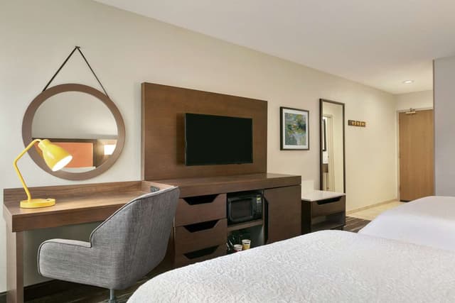 2 QUEEN BEDS