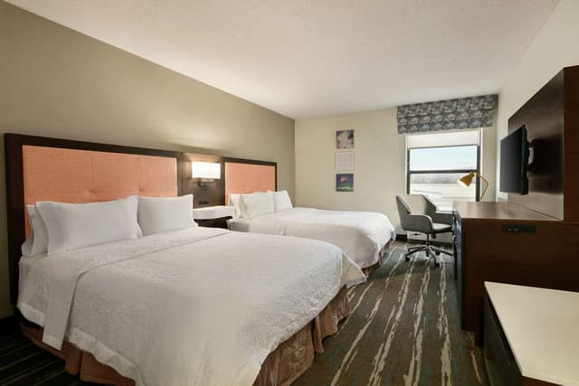 2 QUEEN BEDS