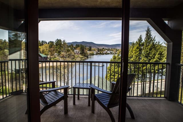 1 KNG LAKEVIEW STUDIO W/BALCONY/WETBAR NS
