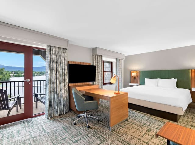 1 KNG LAKEVIEW STUDIO W/BALCONY/WETBAR NS