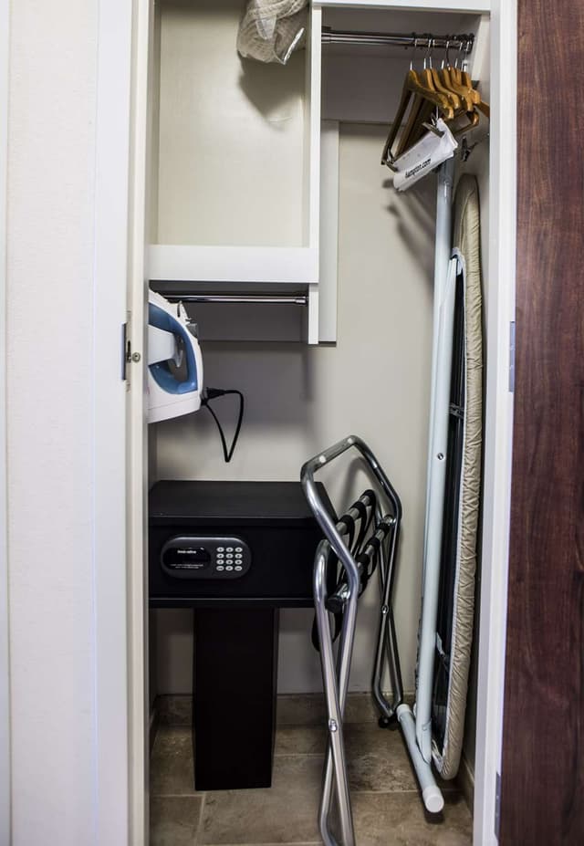 2 QUEENS MOBILITY/HEARING ACCESS TUB NOSMOK