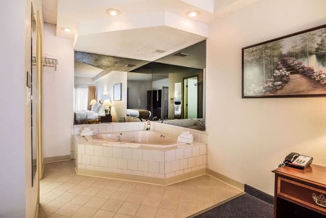 Studio Suite, 1 King Bed, Jetted Tub