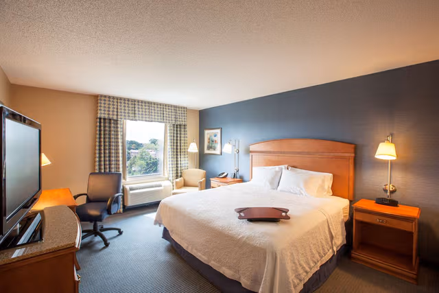 1 KING BED NONSMOKING