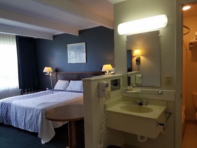 Standard Room, 1 King Bed