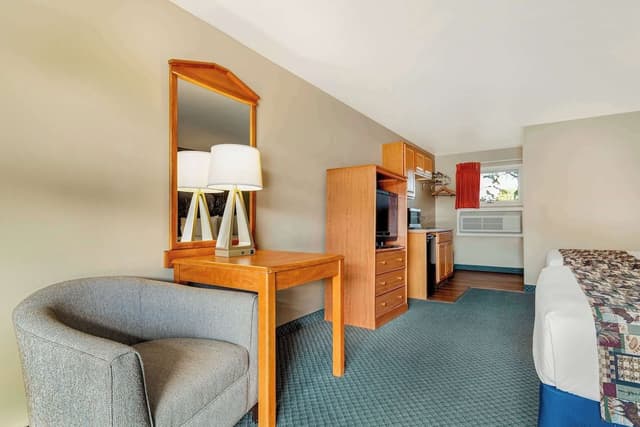 Efficiency, Room, 2 Queen Beds, Non Smoking