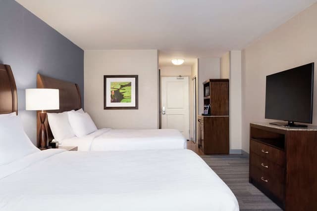 2 QUEEN BEDS