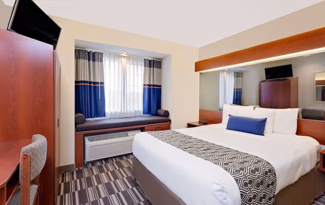 Room, 1 Queen Bed, Accessible, Non Smoking (Mobility/Hearing, Roll-In Shower)