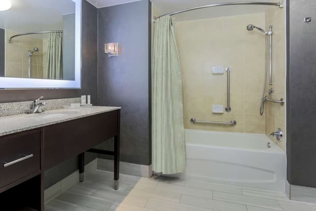 1KING MOBILITY/HEARING ACCESS TUB STUDIO NSMK