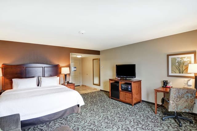 1 KING BED ROOM WITH SOFABED NONSMOKING