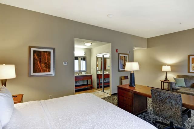 1 KING BED STUDIO SUITE NONSMOKING