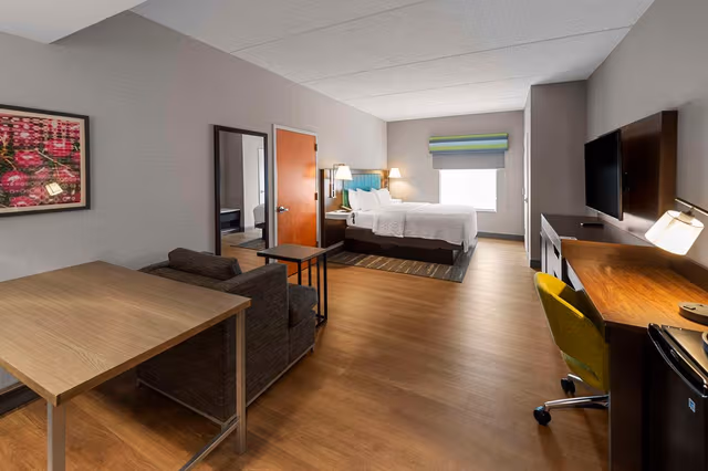 1 KING STUDIO SUITE W/ CONFERENCE TBL NONSMOK