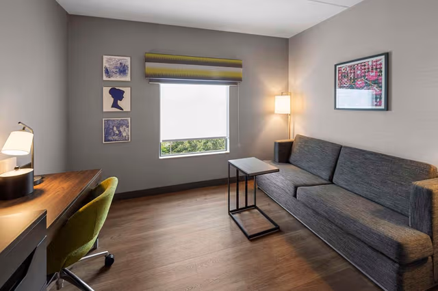 1 KING BED STUDY W/ SOFABED NONSMOKING