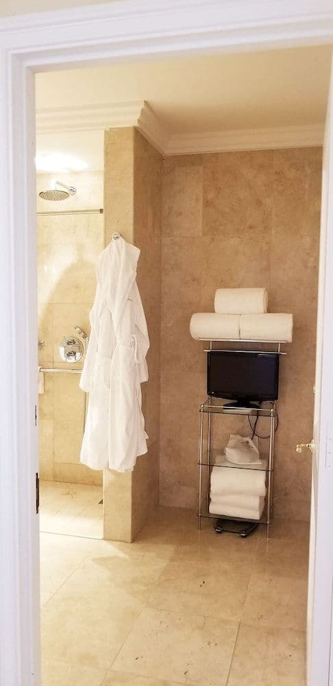Suite (Metropolitan)