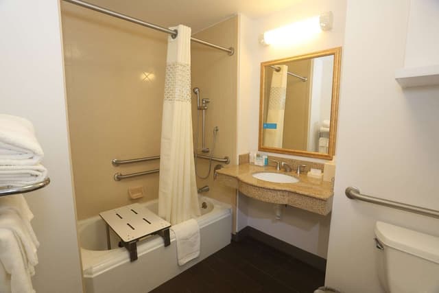 2 QUEENS MOBILITY/HEARING ACCESS TUB NOSMOK