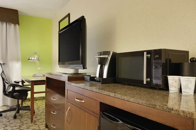 1 QUEEN MOBILITY ACCESSIBLE W/BATHTUB