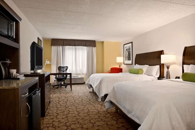 2 QUEENS PREMIUM W/IN-ROOM DRINKS-SNACKS