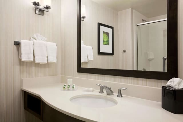 2 QUEENS PREMIUM W/IN-ROOM DRINKS-SNACKS
