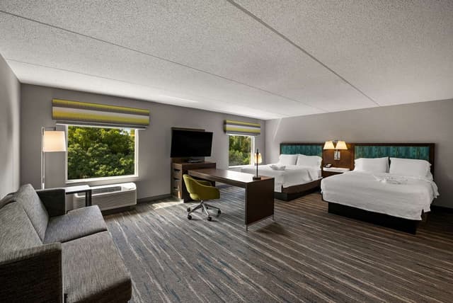 2 QUEEN BEDS STUDIO SUITE W/ SOFABED NONSMOK