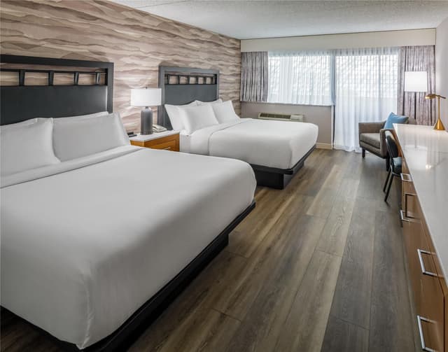2 QUEEN BEDS - TUB