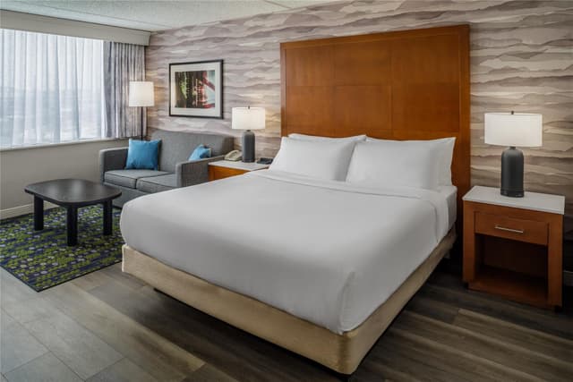 1 KING BED WITH SOFABED - SHOWER