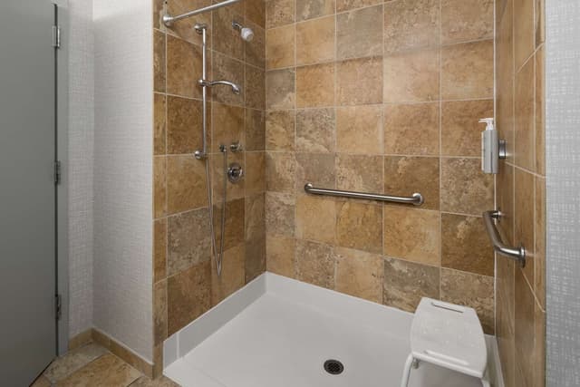 1 KING MOBILITY/HEARING ACC RI SHOWER NOSMOK