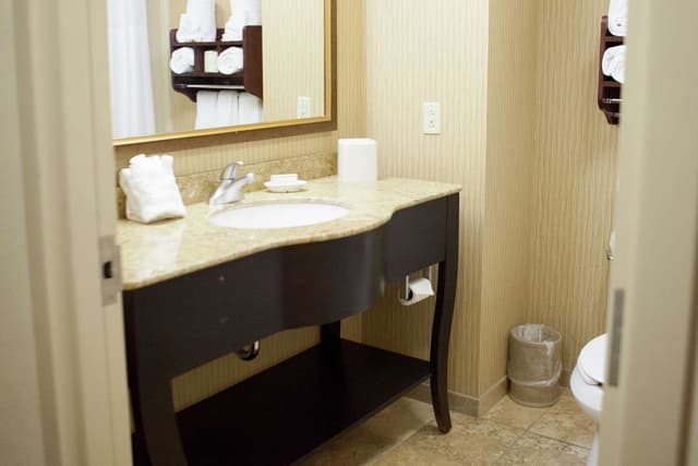1 KING BED W/ FRIDGE/MICROWAVE NONSMOK