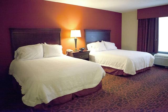 2 QN BEDS W/ FRIDGE/MICROWAVE NONSMOK