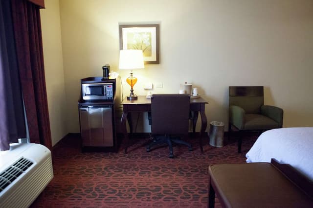 1 KING BED W/ FRIDGE/MICROWAVE NONSMOK