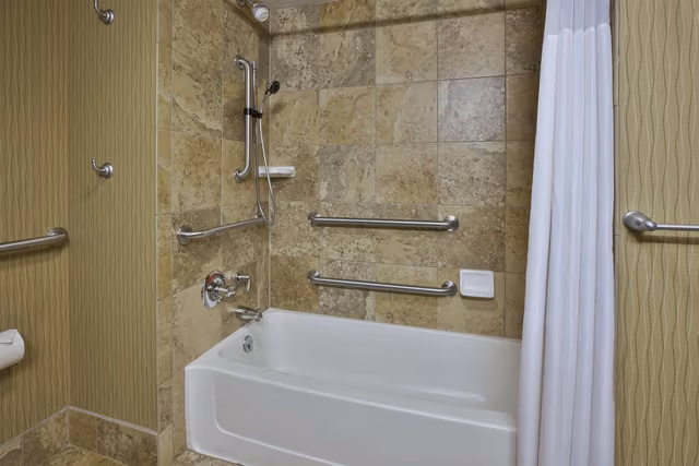 1 KING MOBILITY/HEARING ACCESS W/TUB NONSMOK