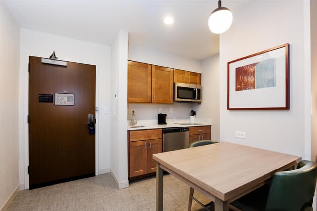 2QUEEN HEARING ACCESSIBLE SUITE NONSMOKING