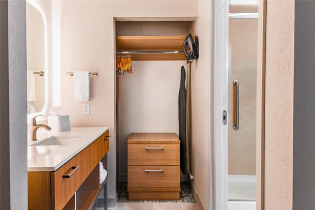 1 KING BED STUDIO SUITE NONSMOKING